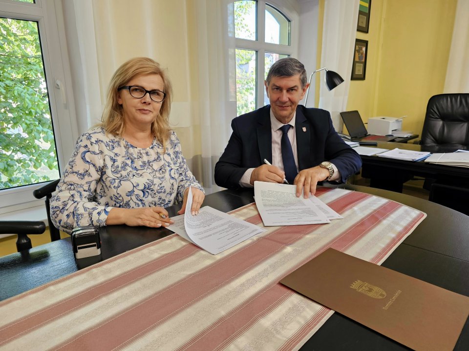 Milowy krok w procesie odnowy historycznych miejsc w Gminie Czerwieńsk. Podpisanie umowy na odrestaurowanie Arboretum w Nietkowie.
